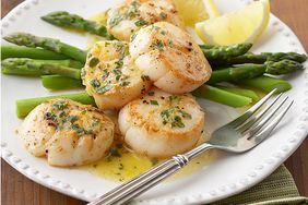 Tarragon Scallops on Asparagus Spears