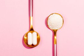 a photo of magnesium capsules and powder on two spoons