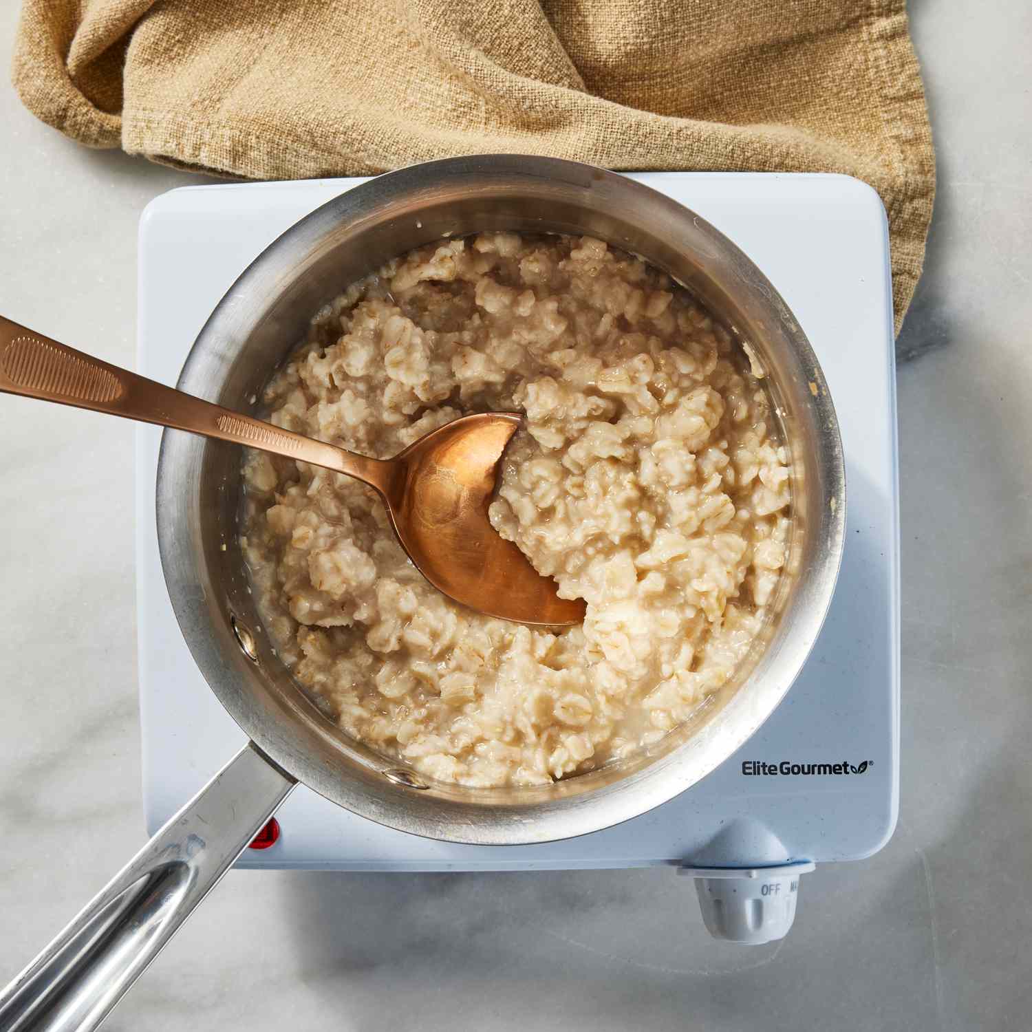 Cooking Old Fashioned Oatmeal win a small pan
