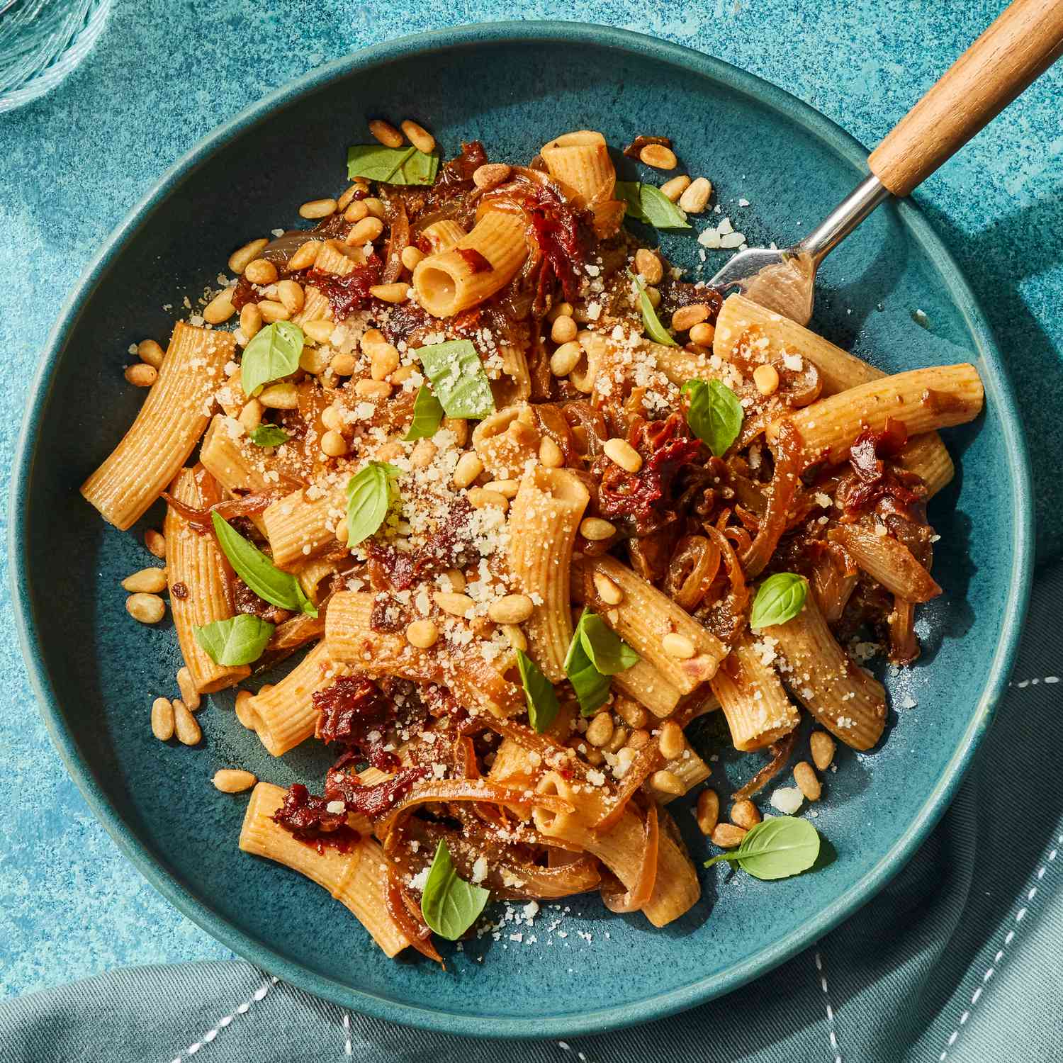 an image of the Caramelized Onion & Sun-Dried Tomato Pasta served in a bowl