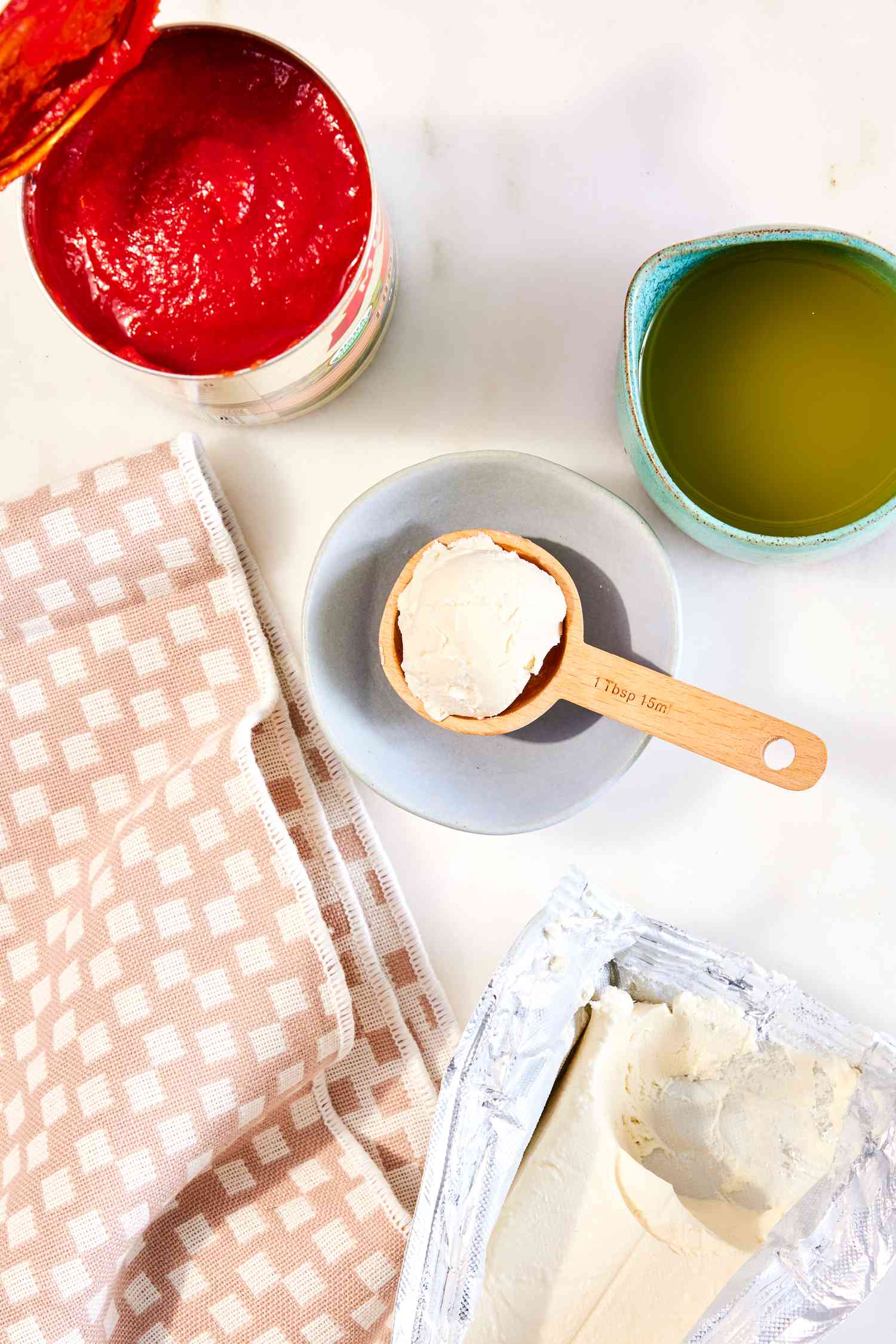 the ingredients to make the Quick Creamy Tomato Cup-of-Soup